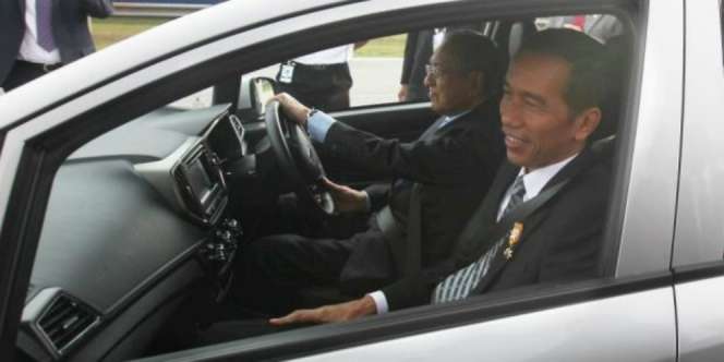 Diajak Ngebut Pakai Proton, Presiden Jokowi Kegirangan