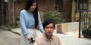 Mahasiswi Cantik Tinggalkan Kuliah Demi Menikahi Pria Cacat