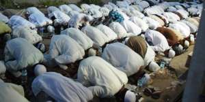 Salat Jamaah Terpisah Jalan, Apa Hukumnya?