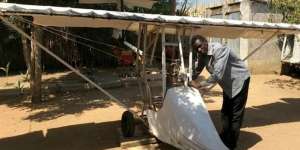 Keren! Pemuda Putus Sekolah Buat Pesawat di Halaman Rumah