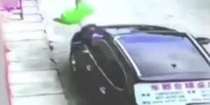 Jatuh dari Lantai 3 Lalu Tertabrak Mobil, Balita Itu Selamat