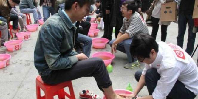 Bonus Akhir Tahun, Para Bos Cuci Kaki Karyawan