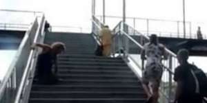 Tak Punya Kaki, Wanita di Australia Berjuang Naiki Tangga