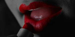 Sering Pakai Pewarna Bibir Berisiko Gagal Ginjal 