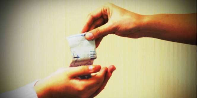PNS Bagi-bagi Uang Bonus Buat Petugas Kebersihan