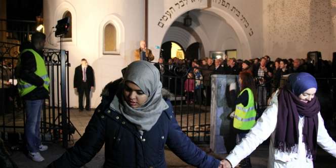 Muslim Norwegia Bentuk Rantai Manusia Lindungi Sinagoge