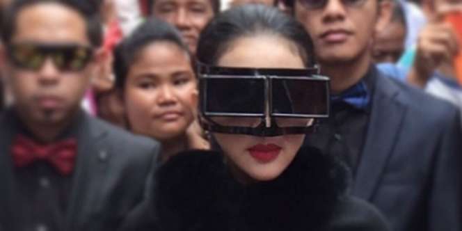 Bergaya 'Nyeleneh', Syahrini Siap Saingi Lady Gaga