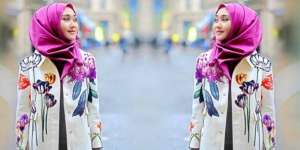 Gaya Andalan Dian Pelangi 'Eksis' di London