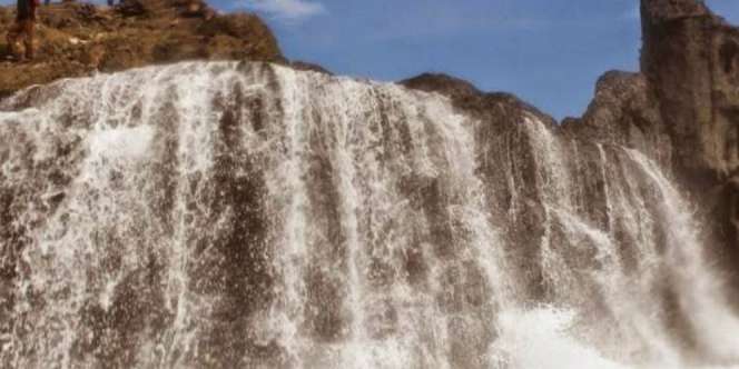 Sensasi Air Terjun Asin di Lombok