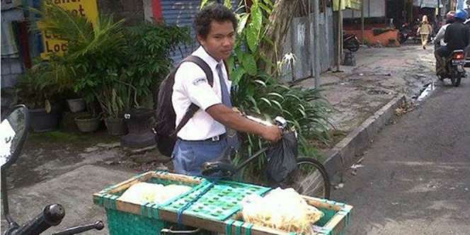 Pelajar Ini Tak Malu Jualan 'Slondok' demi Terus Sekolah