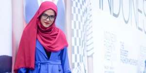 Tampil Nyentrik dengan Tiga Warna