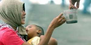 Bocah Tertidur dalam Dekapan Pengemis