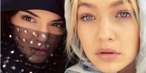 Model Top Dunia Tampil Menawan dengan Busana Muslim