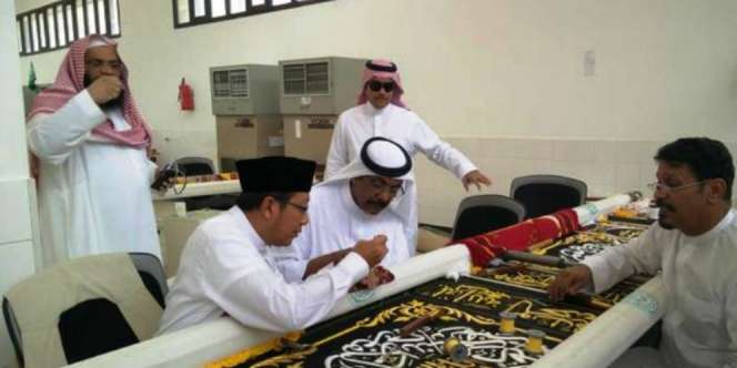 Menag Dapat Kehormatan Menyulam Kain Penutup Kabah