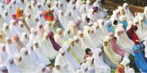 Terkesan dengan Salat, Ibu dan Anak Jadi Mualaf