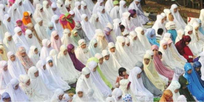 Terkesan dengan Salat, Ibu dan Anak Jadi Mualaf