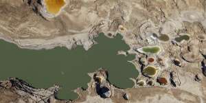 Ribuan Lubang Misterius Bermunculan di Laut Mati