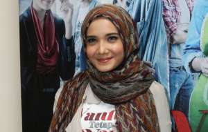 Intip Tutorial Floral Hijab Zaskia Sungkar