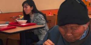 Kebaikan Gadis Cantik Belikan Nenek Pengemis Sarapan