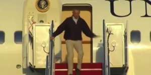 Turun dari Air Force One, Obama Nyaris Jatuh