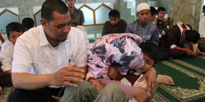 Tangis Bangga Orangtua Hadiri Prosesi Hafalan Yasin