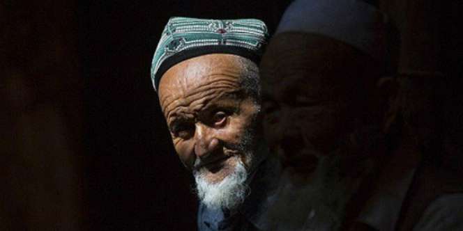 Pemerintah Tiongkok Penjarakan Pasangan Muslim di Xinjiang
