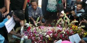Bunga yang Tak Pernah Layu di Pusara Olga