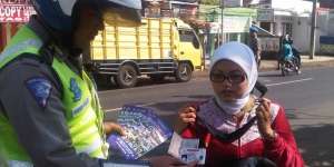 Polisi Jember Tilang Pelanggar dengan Tausiyah
