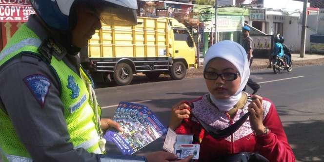 Polisi Jember Tilang Pelanggar dengan Tausiyah