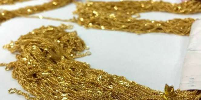 Sopir Taksi Jujur Kembalikan 300 Potong Kalung Emas