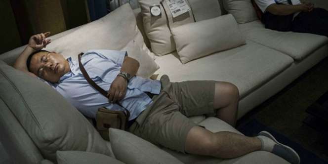 Pengunjung Kerap Tidur di Sofa, IKEA Tiongkok Kesal