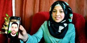 Wanita Palestina Menikah dengan Tahanan Seumur Hidup Israel
