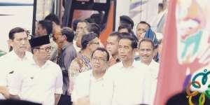 Foto Ridwan Kamil Jalan Bareng Jokowi Hebohkan Netizen