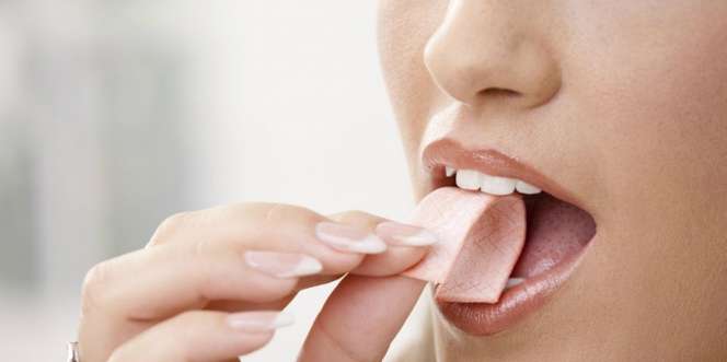 Sering Kunyah Permen Karet, Bentuk Wajah Gadis Ini Berubah