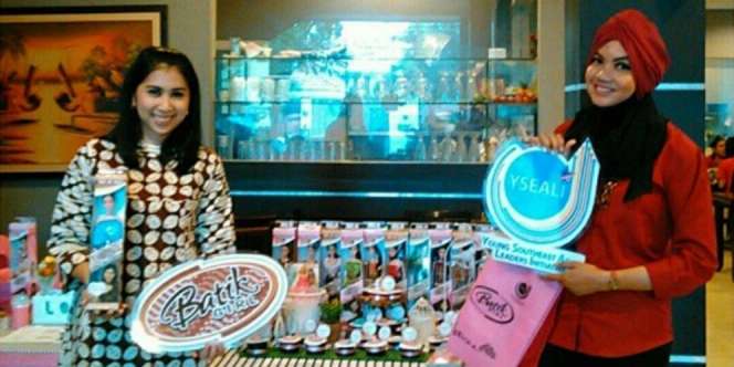 `Batik Girl` Napi Wanita Curi Perhatian Warga Asing