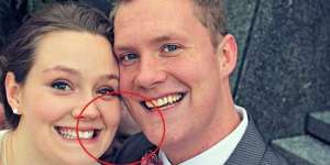 Ada Sosok Menyeringai dalam Foto Pernikahan Ini