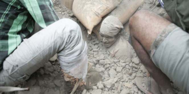 Terkubur Hingga Leher, Seorang Pria Selamat dari Gempa Nepal