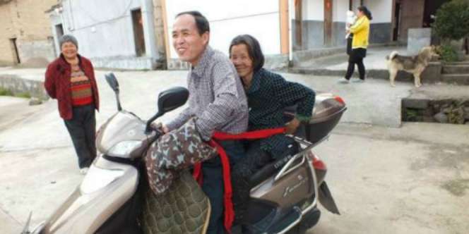 Pria Ini Rawat Ibunya Penderita Alzheimer Sambil Bekerja