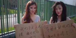 Model-model Cantik Ini Mendadak Jadi Pengemis