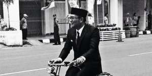 Ridwan Kamil Ngepel Jalan Braga Usai Jumatan