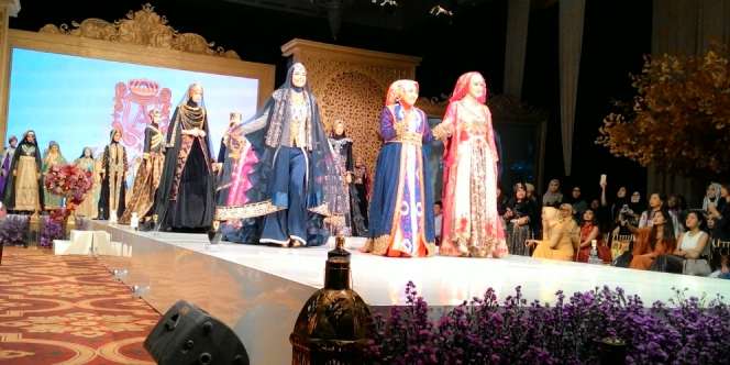 Anniesa Hasibuan Gelar Fashion Show Perdana di Jakarta