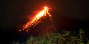 Gunung Karangetang di Sultra Meletus