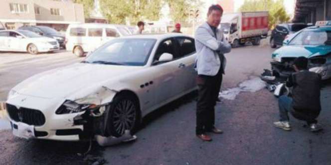 Tak Sengaja Senggol Mobil Mewah, Sopir Taksi Itu Menangis
