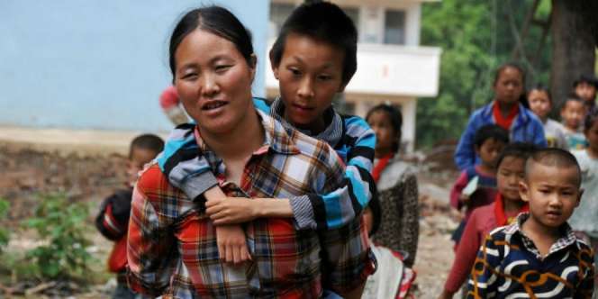Mengharukan, Ibu Ini Gendong Anak ke Sekolah Selama Hidupnya