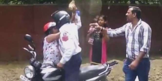 Polisi Ini Lempar Batu ke Wanita yang Tolak Bayar Suap