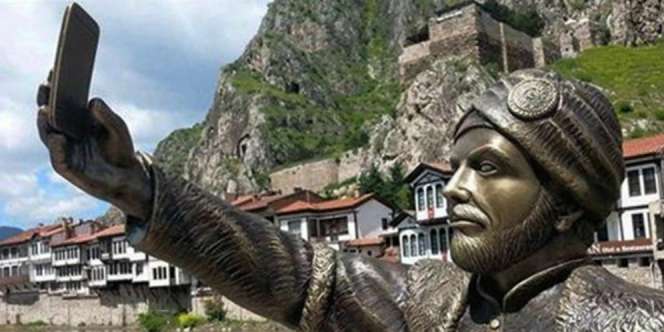 Patung Sultan Ottoman Selfie Gegerkan Turki