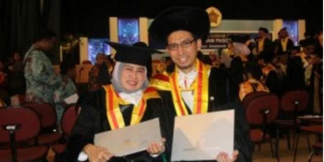 `Aku dan Ibu Raih Gelar Doktor di Hari Wisuda yang Sama` 