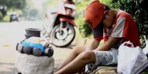 Nasib Bocah Penjual Cobek di Kawasan Elite Ibukota