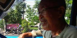Kisah Kakek yang Tetap Ikhlas Bekerja Sebagai Sopir Angkot