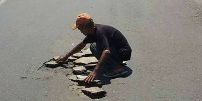 Tidak Hanya Malam, Sukur Juga Tutup Lubang Jalan Siang Hari